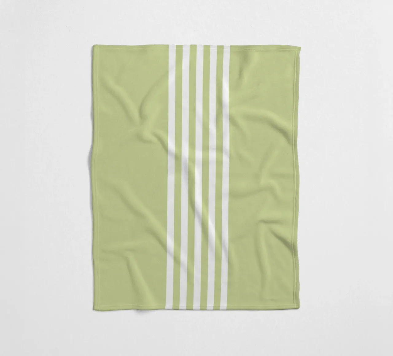 Strisce centrate Basic Scandi Chic 2 | Bianco su verde pastello coperta in pile da Beauty in Simplicity