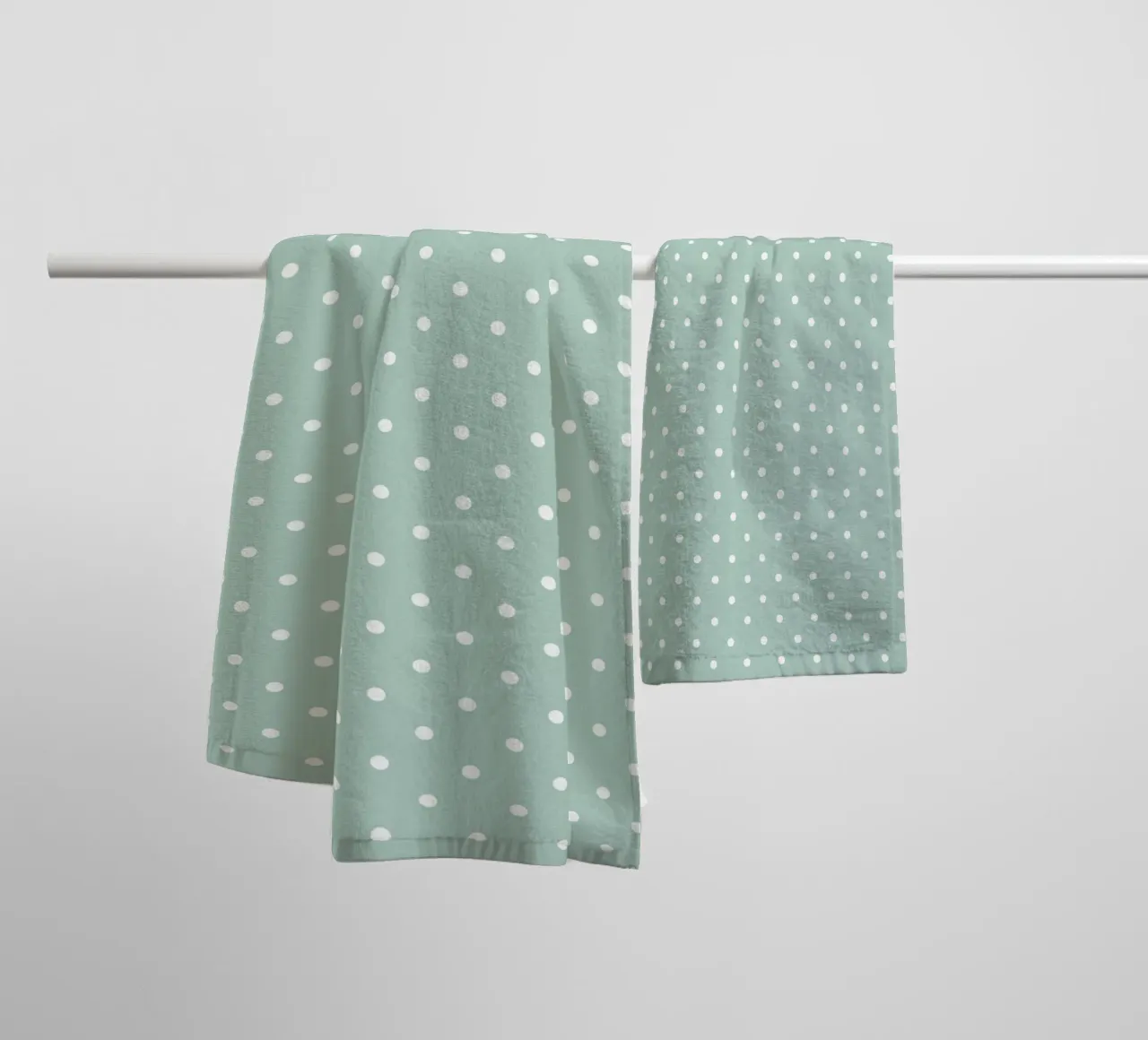 Minimal Chic Basic Classic Polka Dots | Bianco su Blu Verde asciugamano da bagno da Beauty in Simplicity