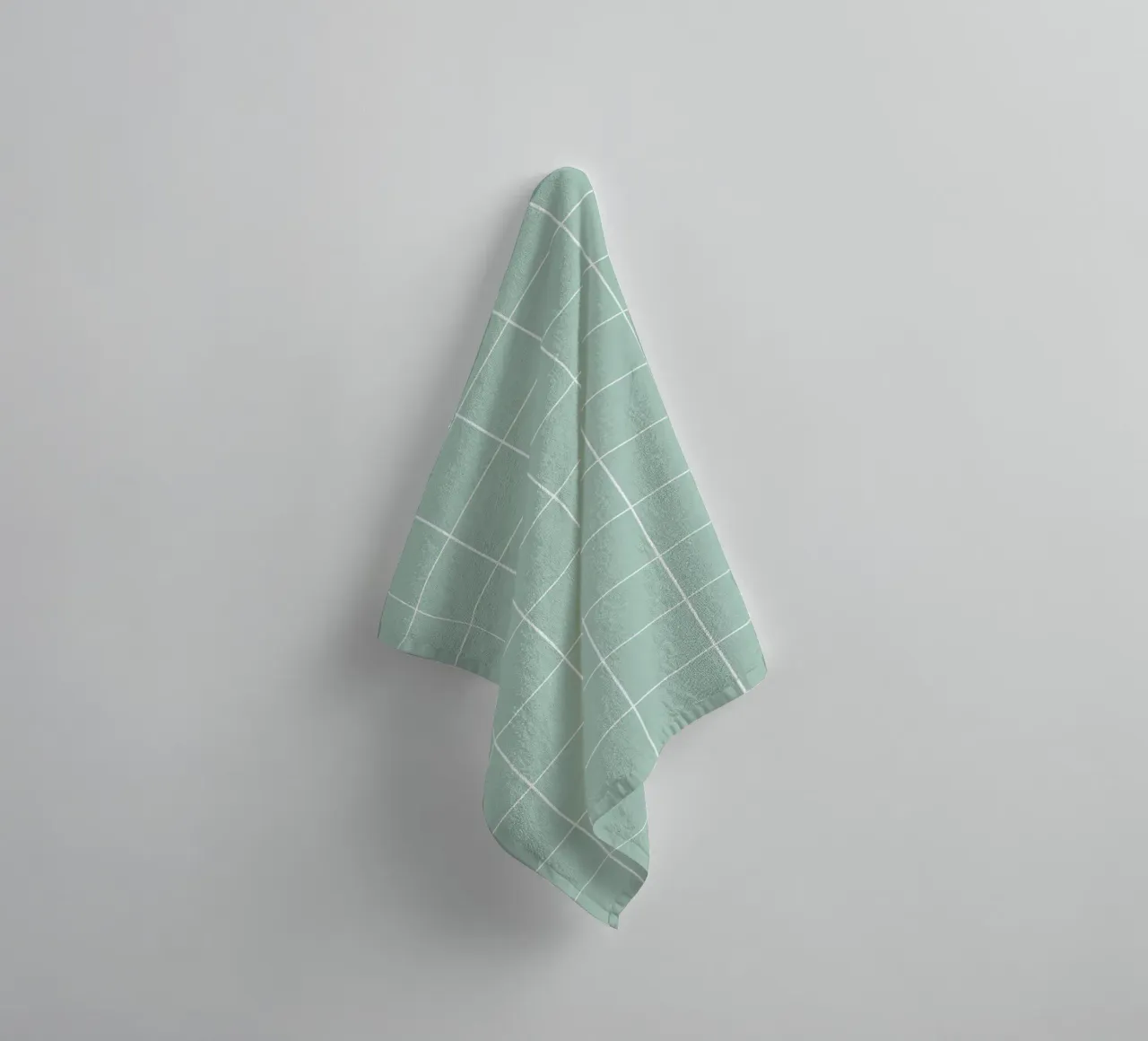 Minimal Basic Klassiek Groot Raster | Wit op Lichtblauw Groen badhanddoek van Beauty in Simplicity