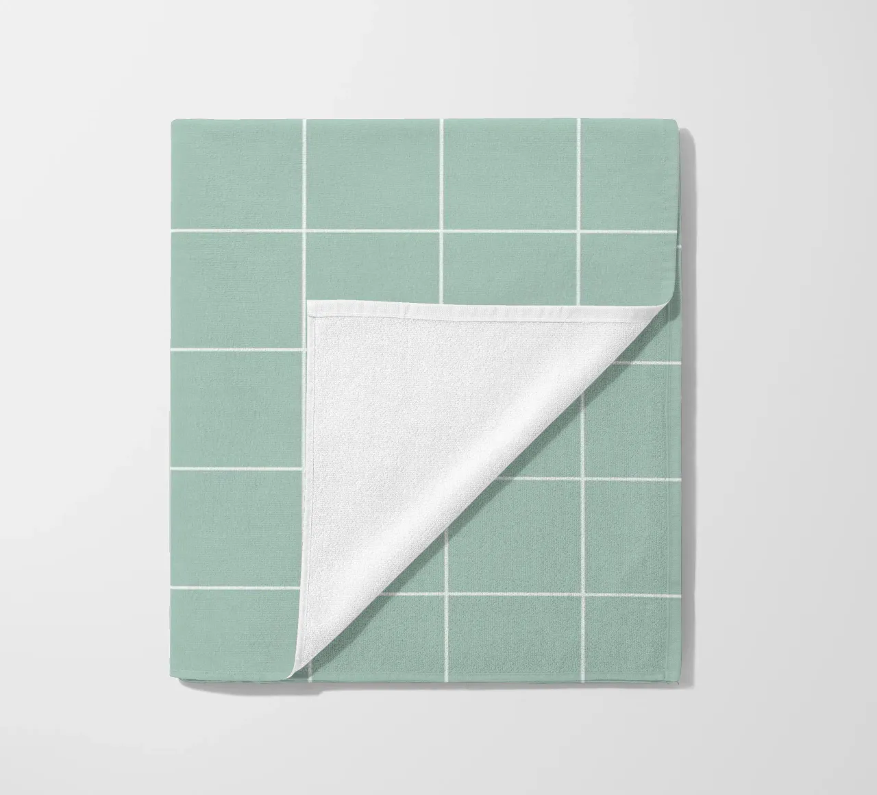 Minimal Basic Klassiek Groot Raster | Wit op Lichtblauw Groen strandhanddoek van Beauty in Simplicity