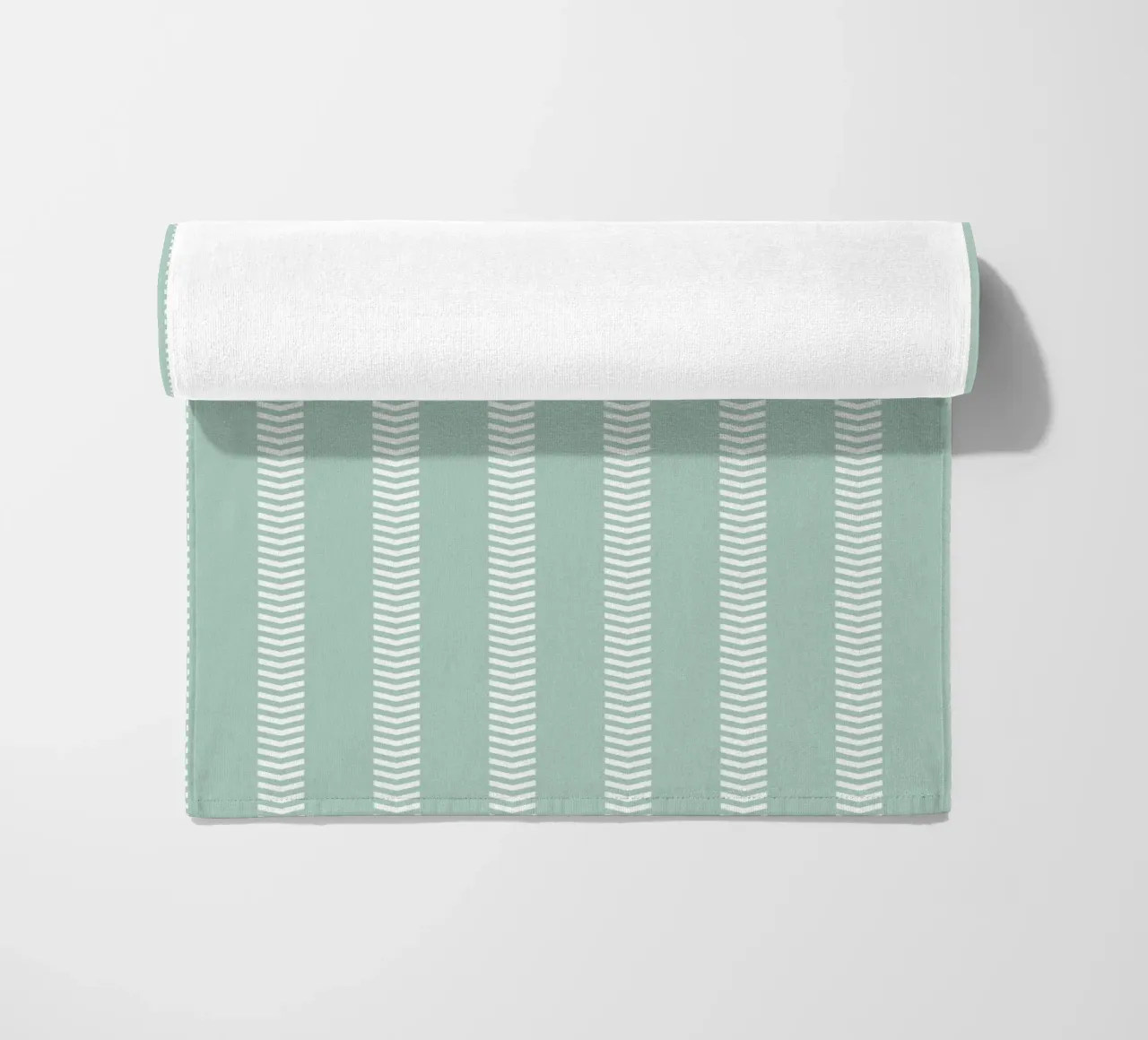 Frecce a strisce in tela di fango Basic Mudcloth | Bianco su blu pastello Gree telo mare da Beauty in Simplicity