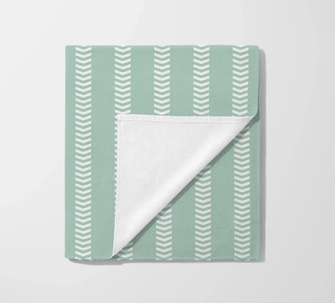 Frecce a strisce in tela di fango Basic Mudcloth | Bianco su blu pastello Gree telo mare da Beauty in Simplicity