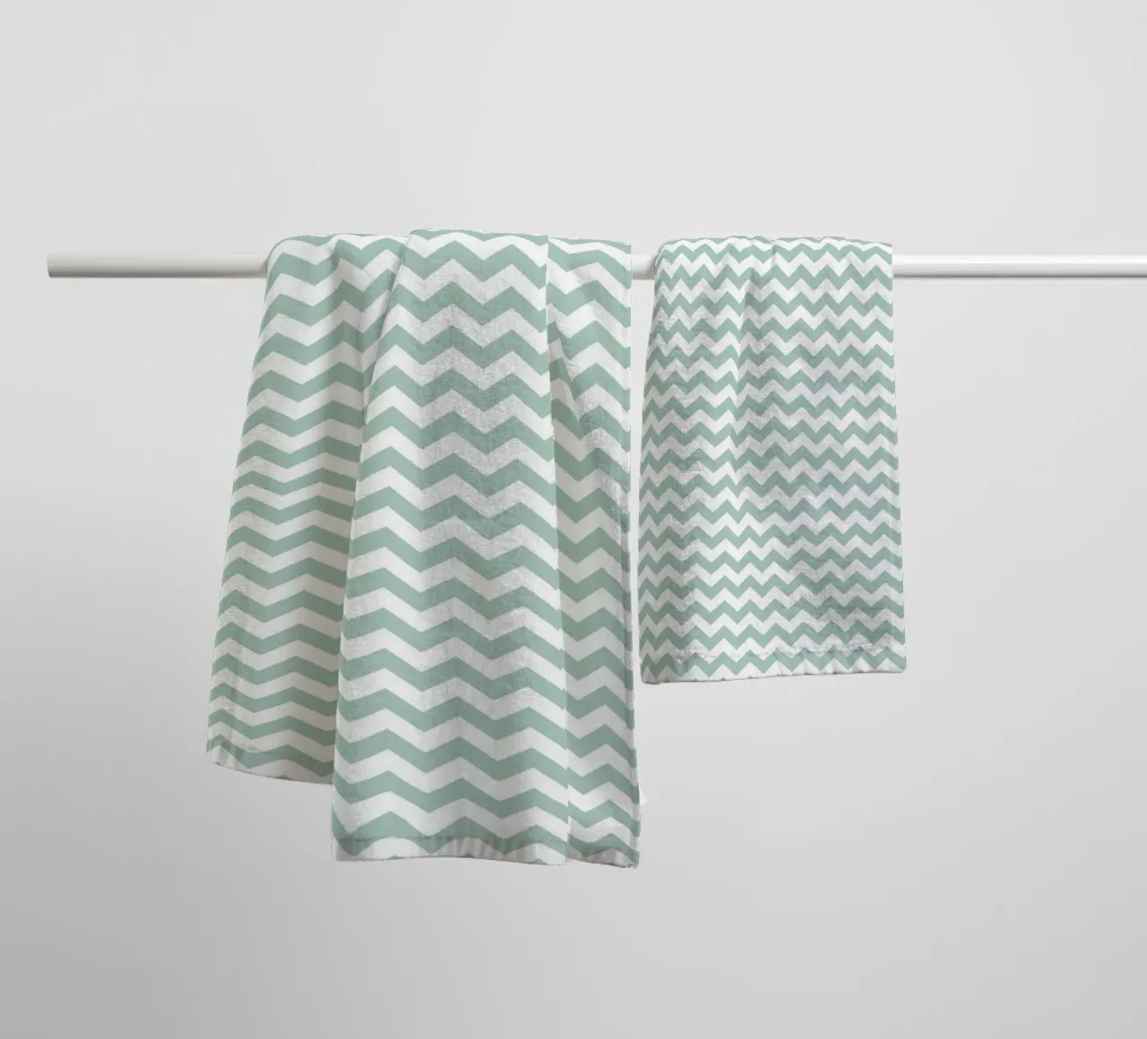 Minimal Chic Basic Chevron | Bianco e Verde Blu Soft asciugamano da bagno da Beauty in Simplicity