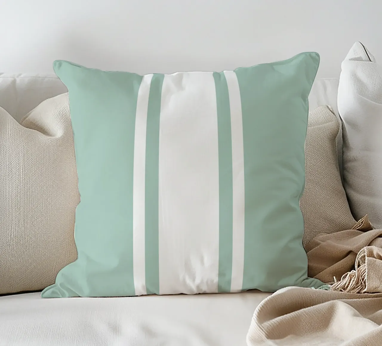 Strisce centrate Basic Scandi 1 | Bianco su blu morbido verde cuscino da Beauty in Simplicity