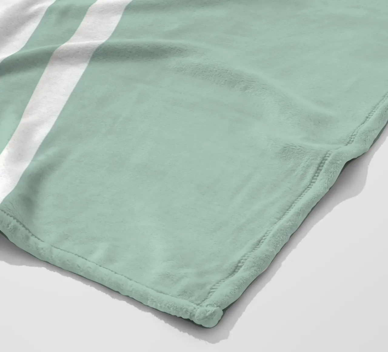 Basic Scandi Centered Stripes 1 | Weiß auf Soft Blue Green Fleecedecke von Beauty in Simplicity