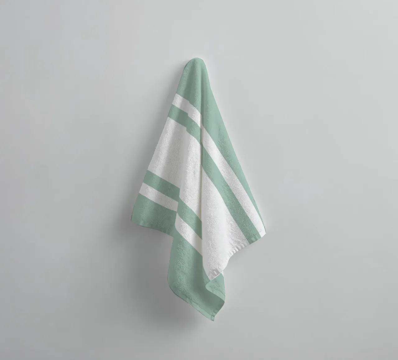 Basis Scandi Centered Stripes 1 | Wit op Zacht Blauw Groen badhanddoek van Beauty in Simplicity