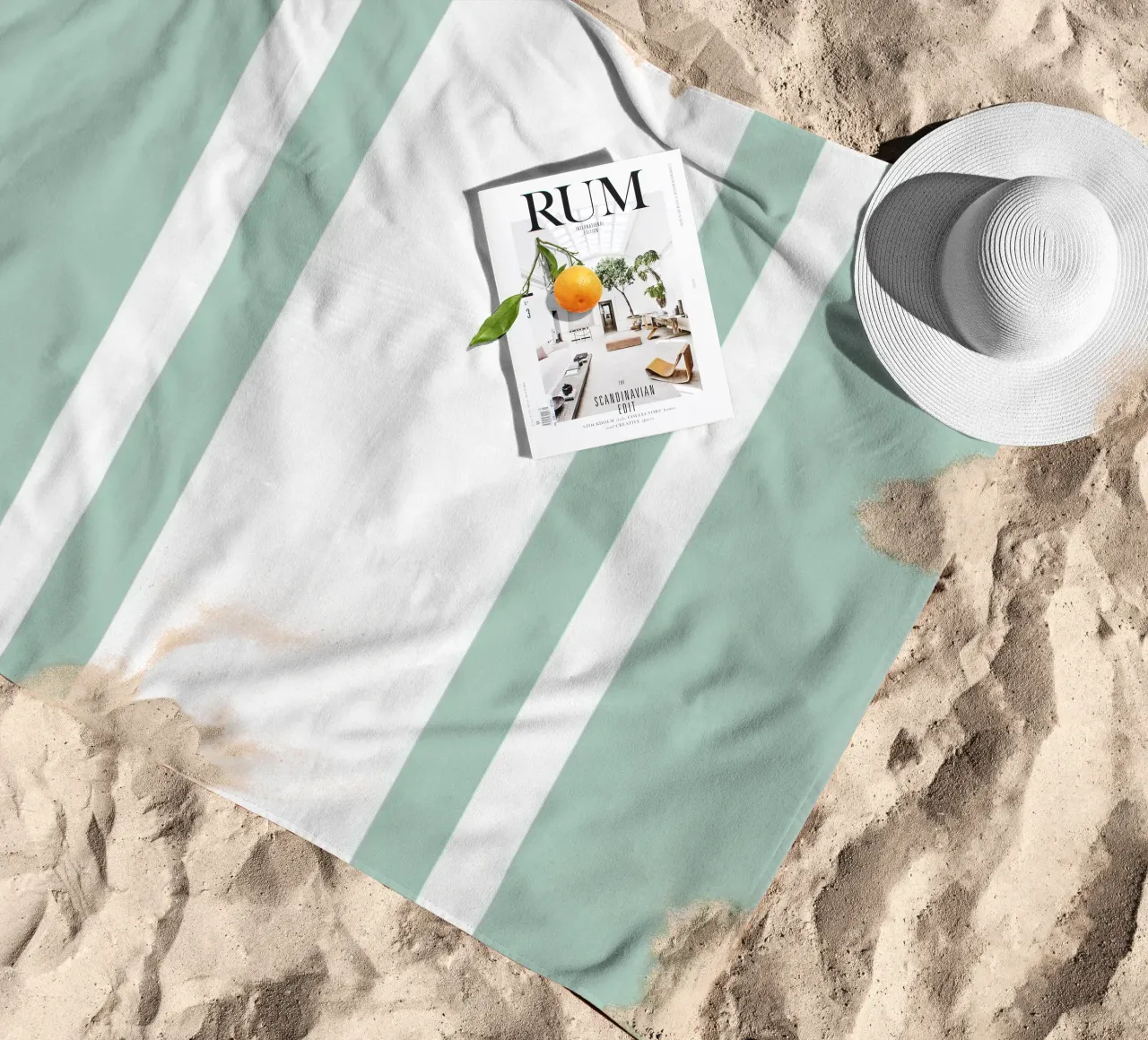 Strisce centrate Basic Scandi 1 | Bianco su blu morbido verde telo mare da Beauty in Simplicity