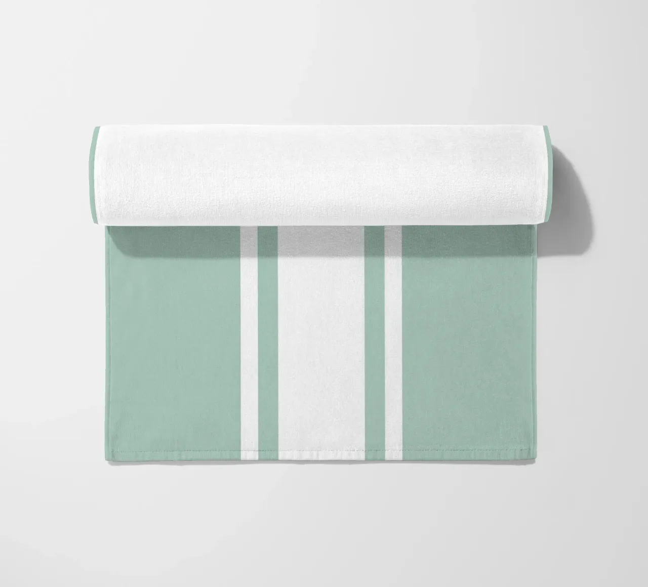 Strisce centrate Basic Scandi 1 | Bianco su blu morbido verde telo mare da Beauty in Simplicity