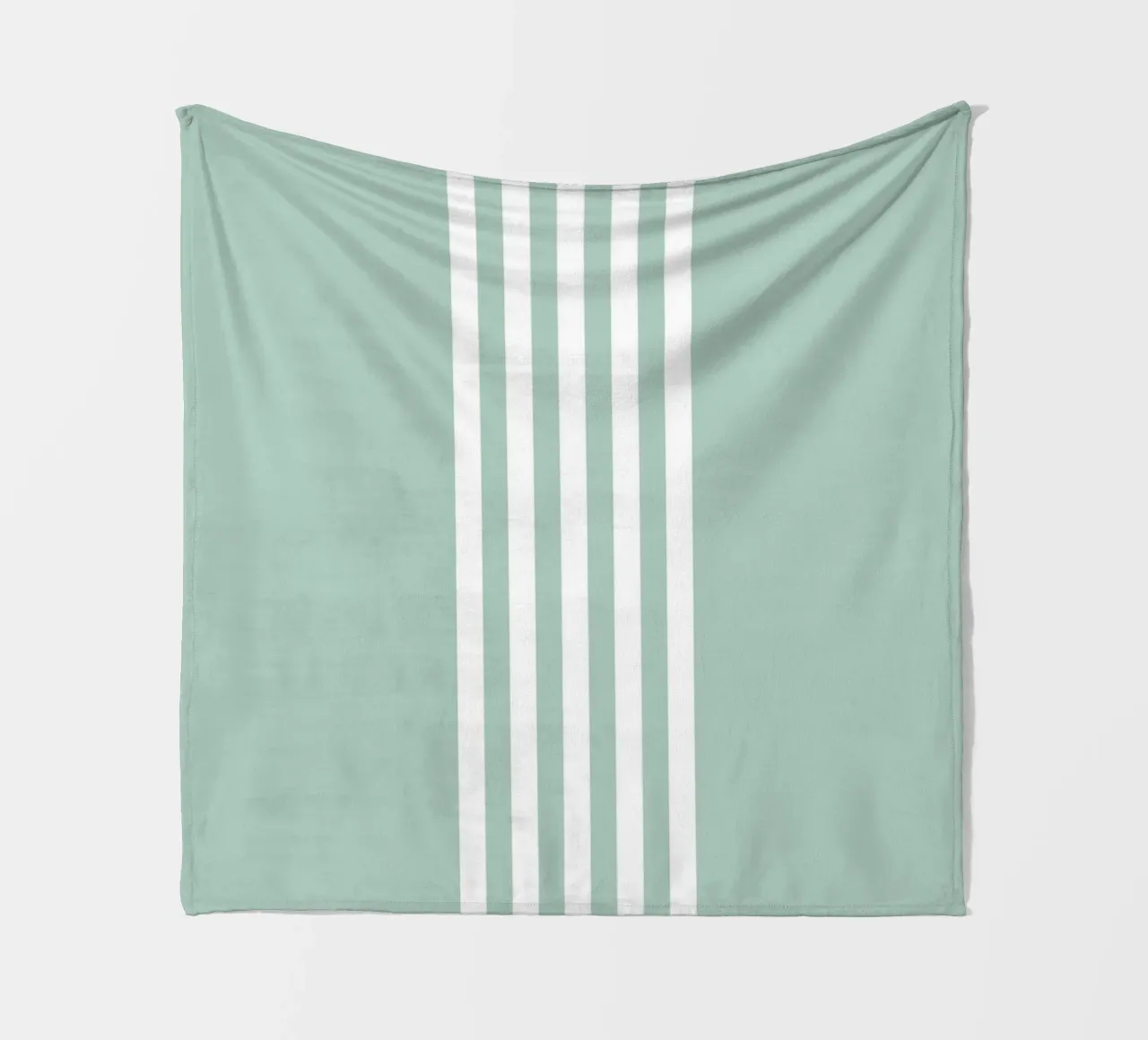 Basic Scandi Centered Stripes 2 | Weiß auf Soft Blue Green Fleecedecke von Beauty in Simplicity