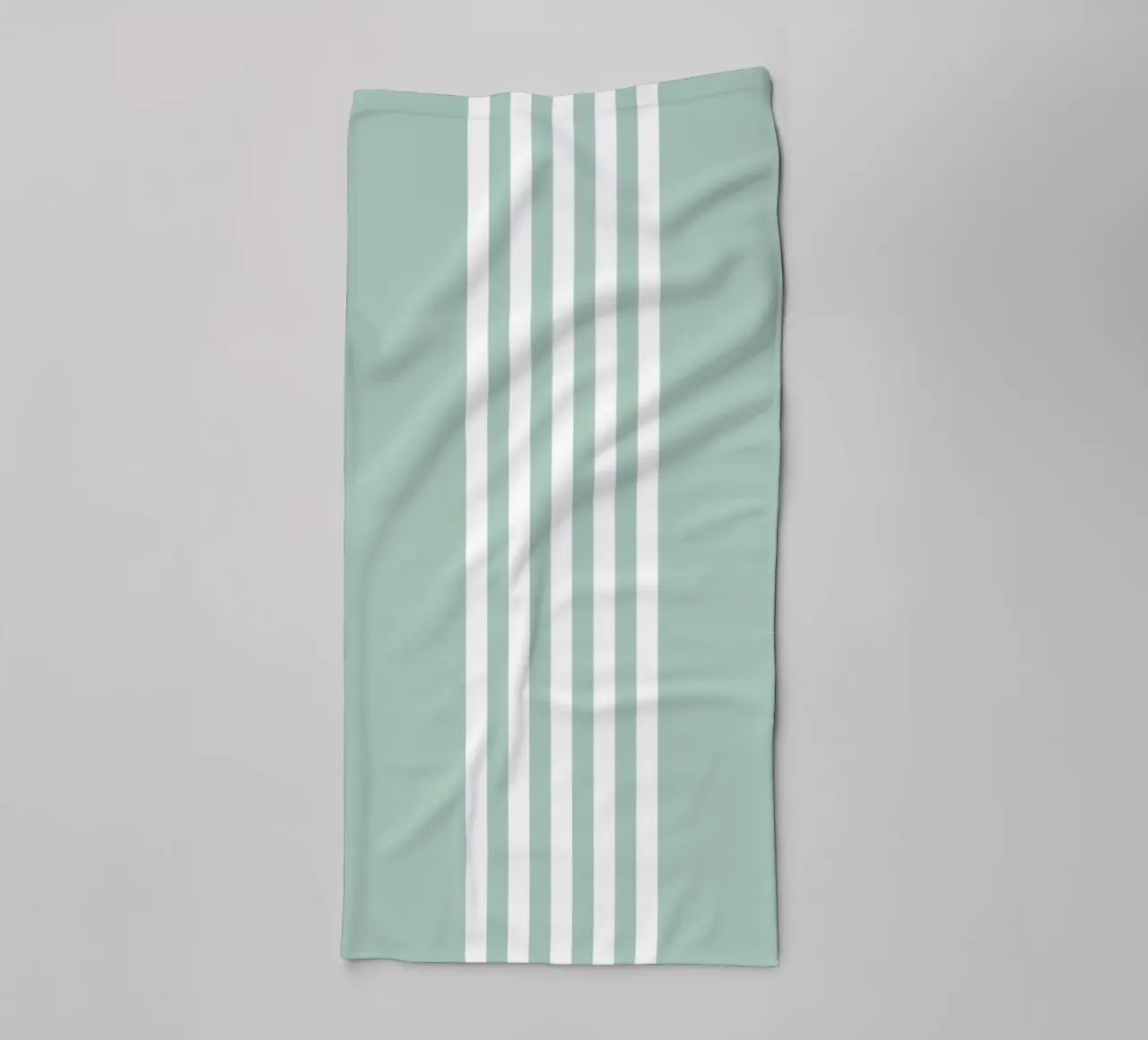Basis Scandi Centered Stripes 2 | Wit op Zacht Blauw Groen badhanddoek van Beauty in Simplicity