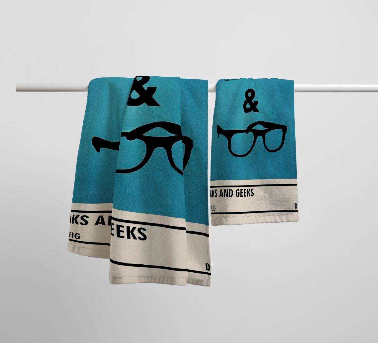 Freaks and Geeks asciugamano da bagno da TheArtstudio