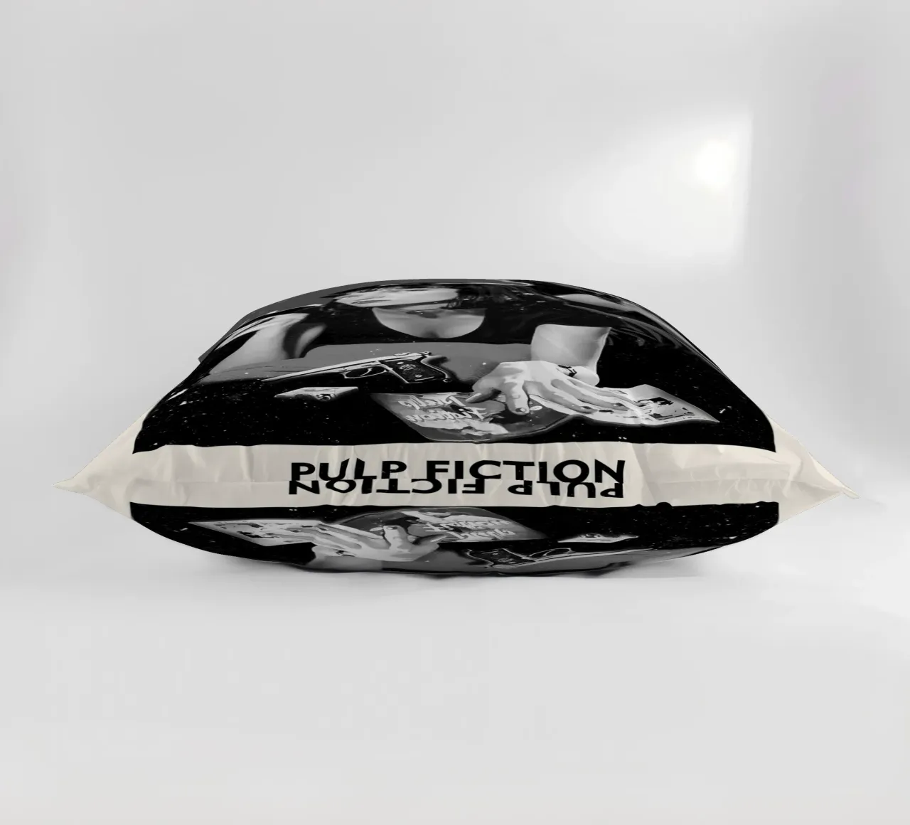 Pulp Fiction cuscino da FreeArtStudio