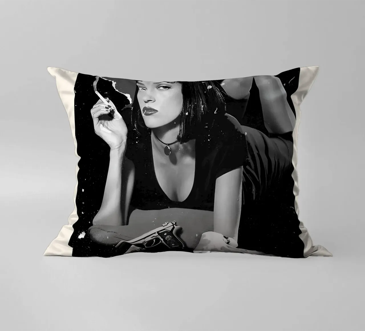 Pulp Fiction cuscino da FreeArtStudio