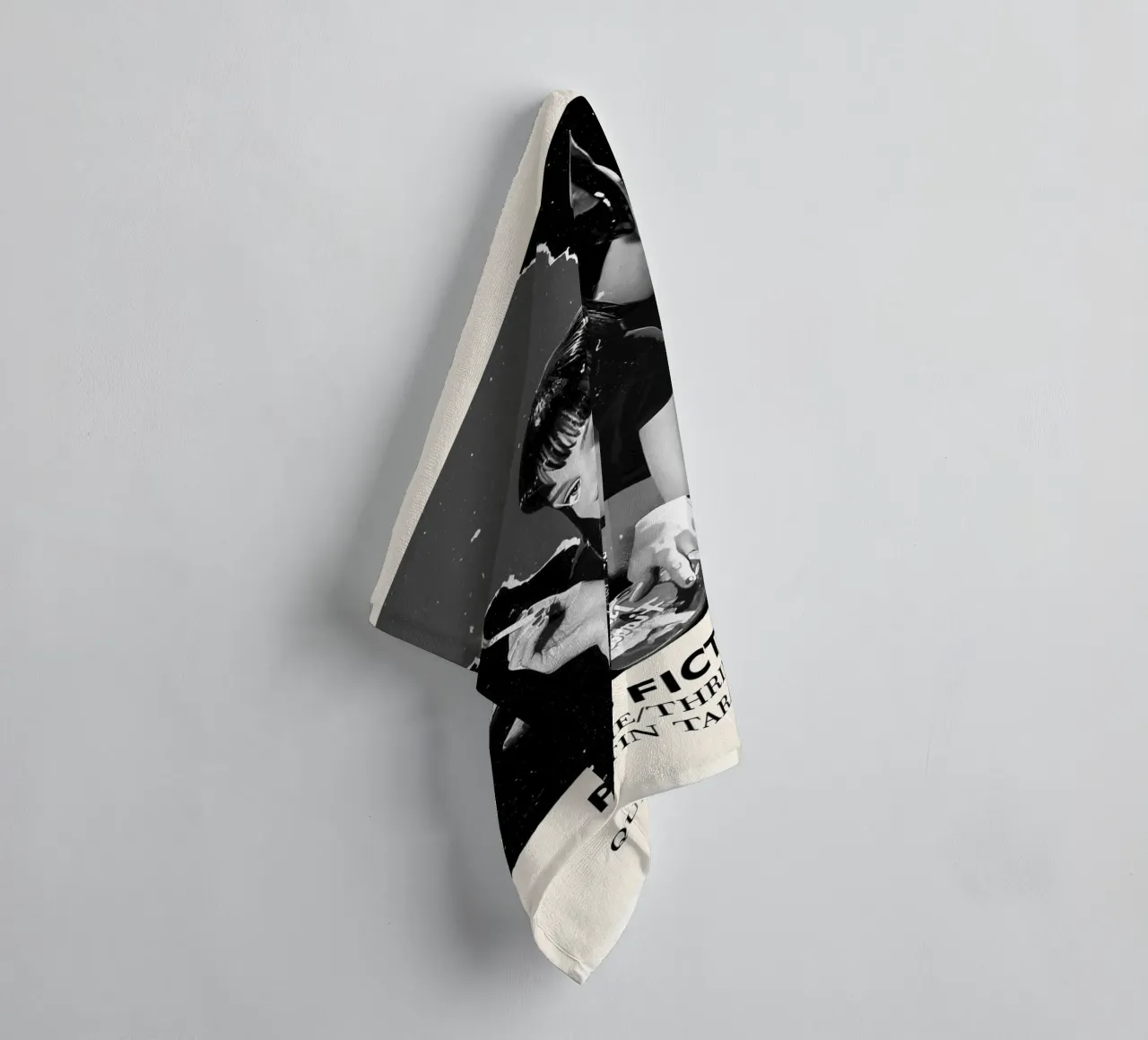 Pulp Fiction asciugamano da bagno da FreeArtStudio