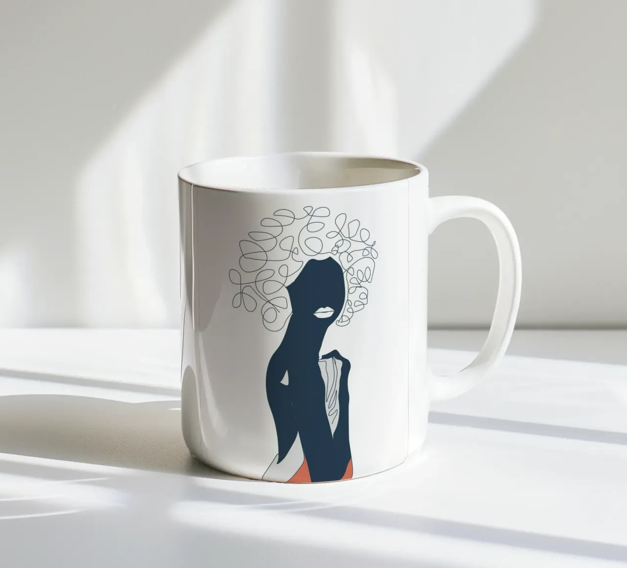 Afrikanische Frau minimale Linie Keramik Tasse von Urban Art Draw