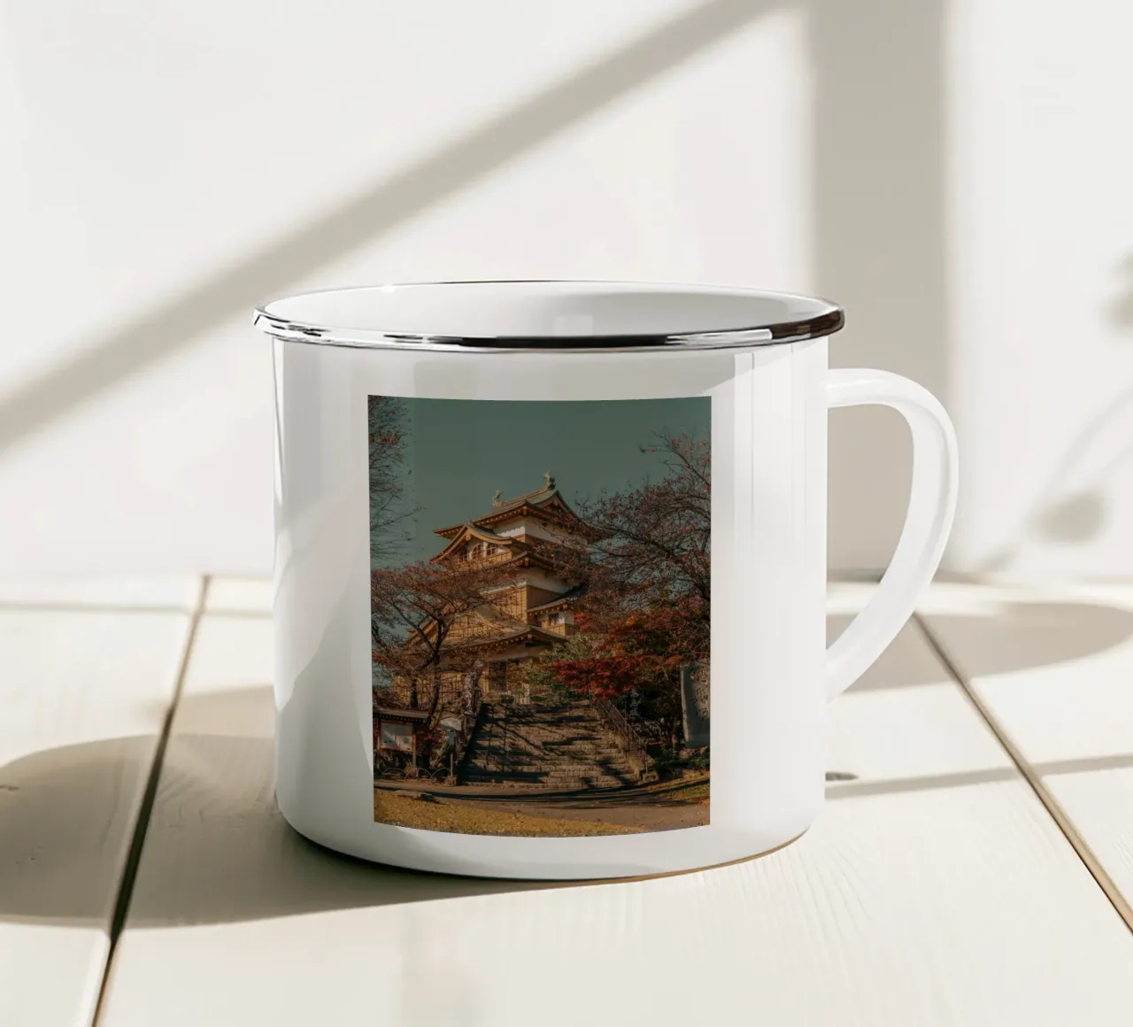 Castello giapponese in autunno tazza in smalto da Marcel Bisig