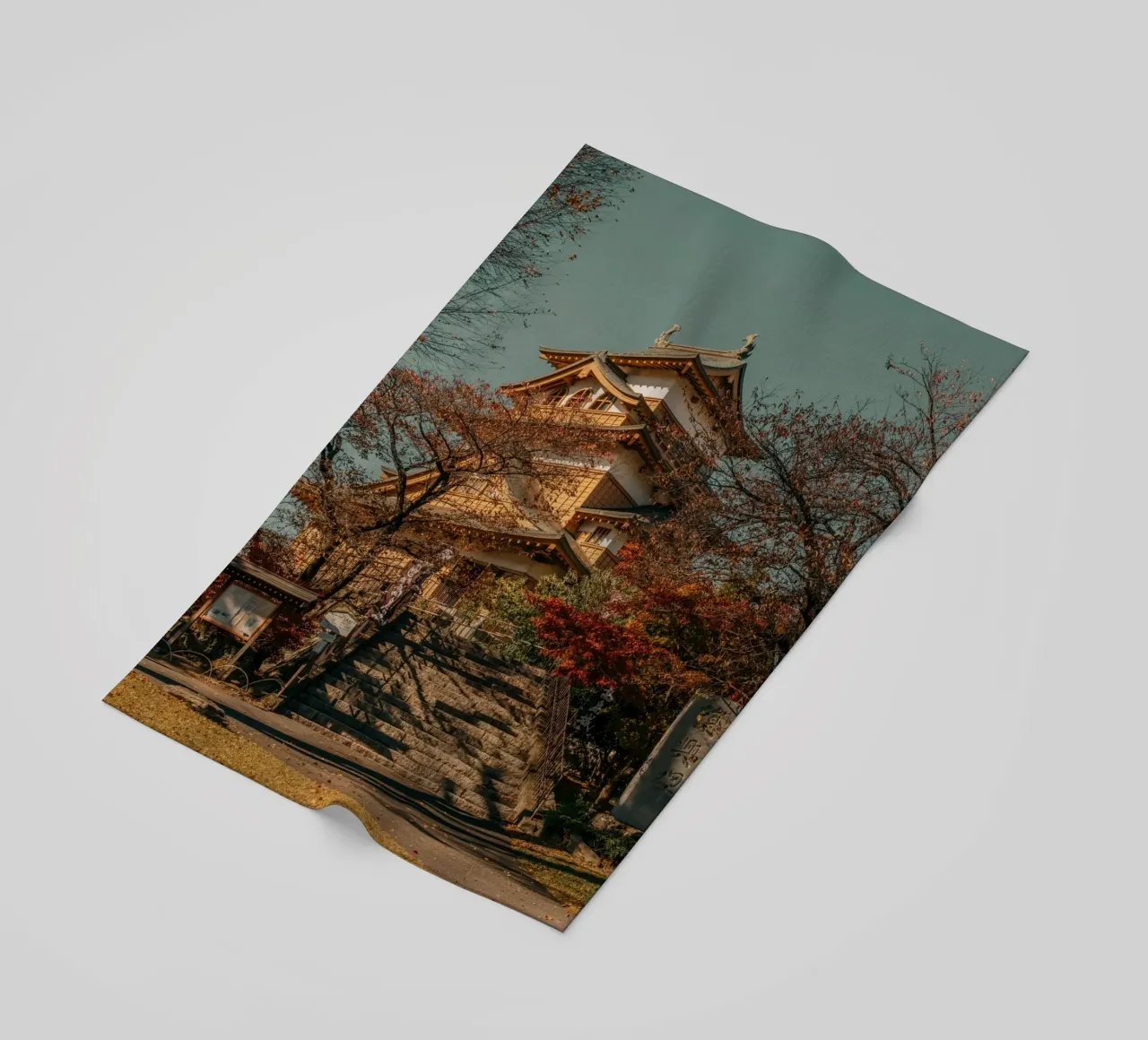 Castello giapponese in autunno telo mare da Marcel Bisig