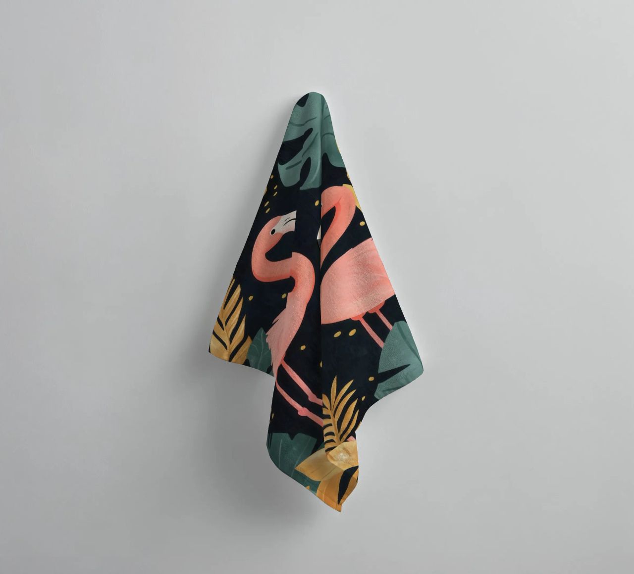Flamingos inmitten von tropischem Laub Handtuch von Melloi Art Print