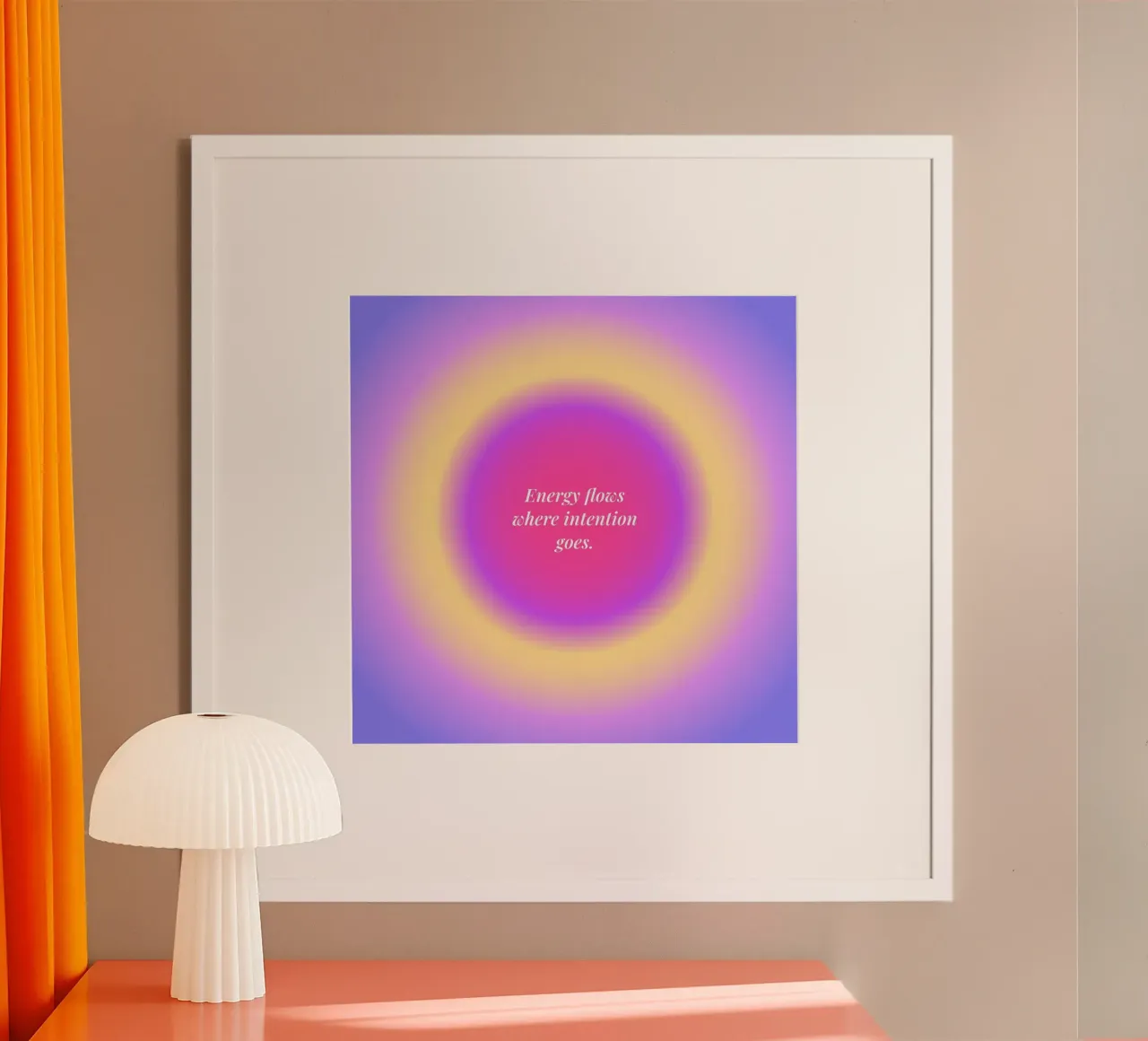 L'energia scorre dove va l'intenzione cita l'aura poster con telaio in alluminio da Paigaam Studio