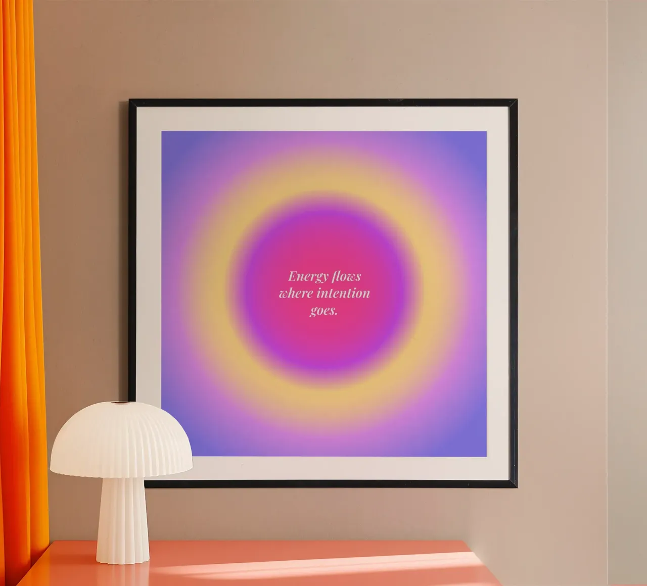 L'energia scorre dove va l'intenzione cita l'aura poster con telaio in alluminio da Paigaam Studio