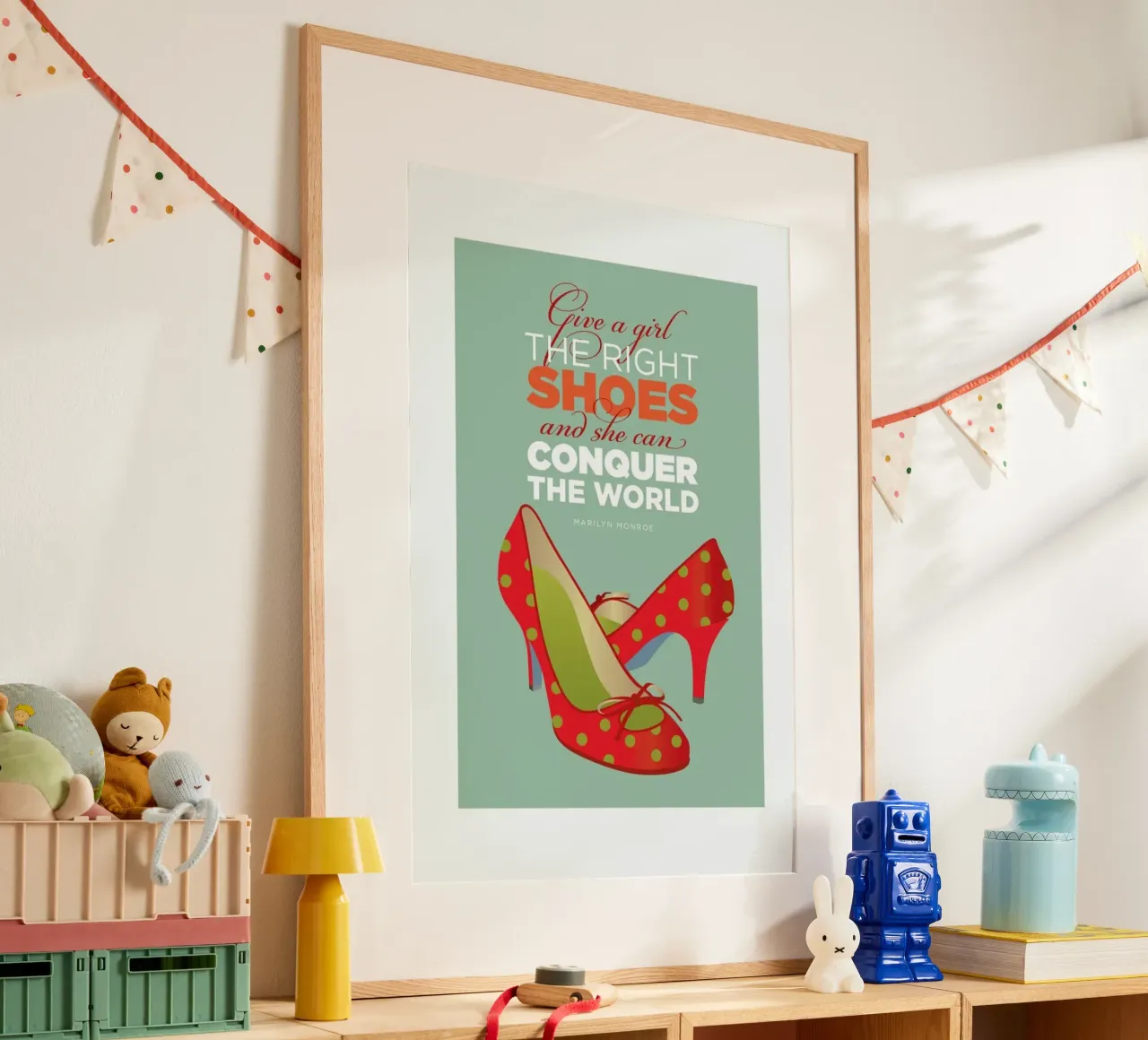 Monroe Shoes poster avec cadre en bois de Visual Philosophy