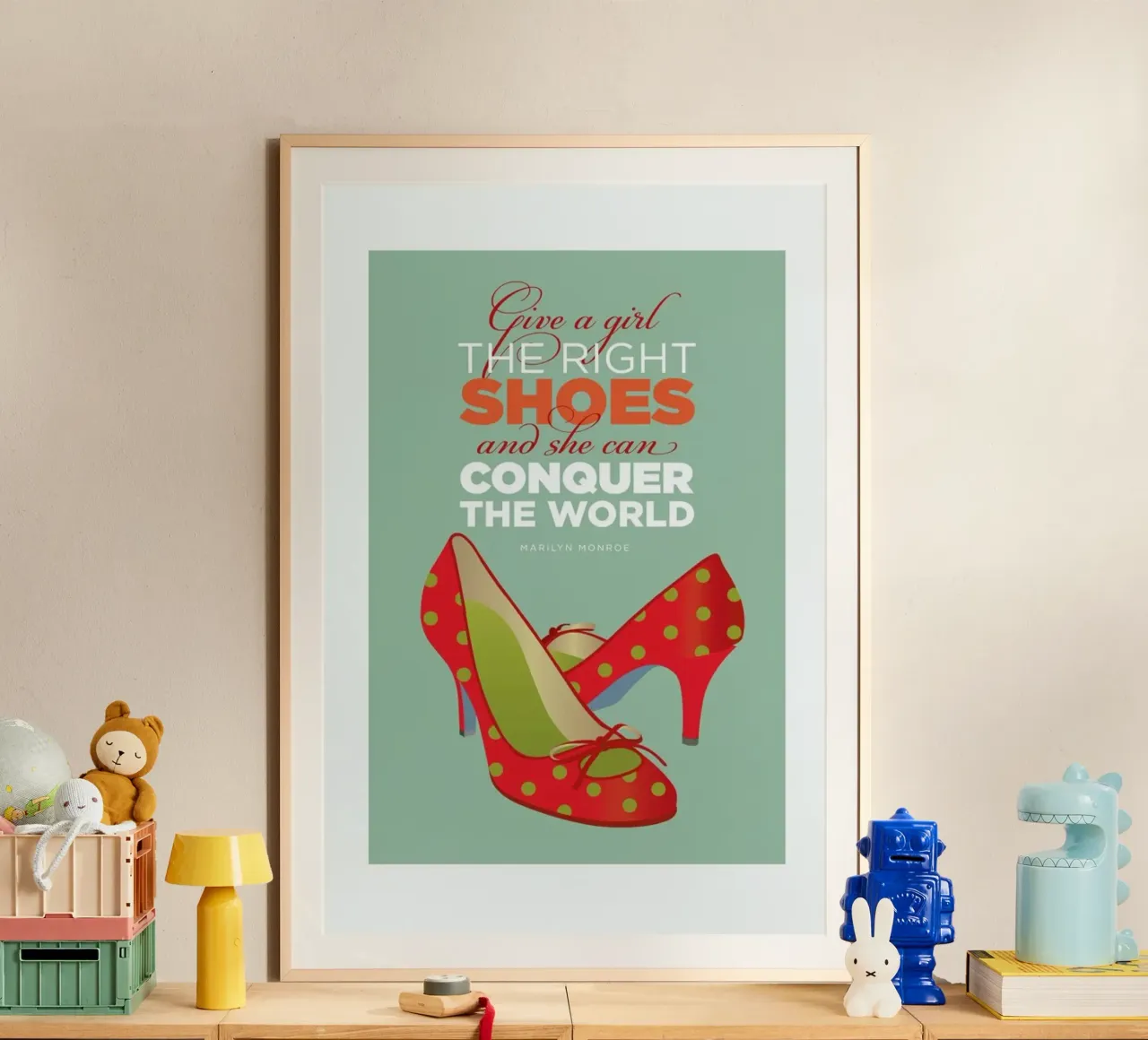 Monroe Shoes poster avec cadre en bois de Visual Philosophy