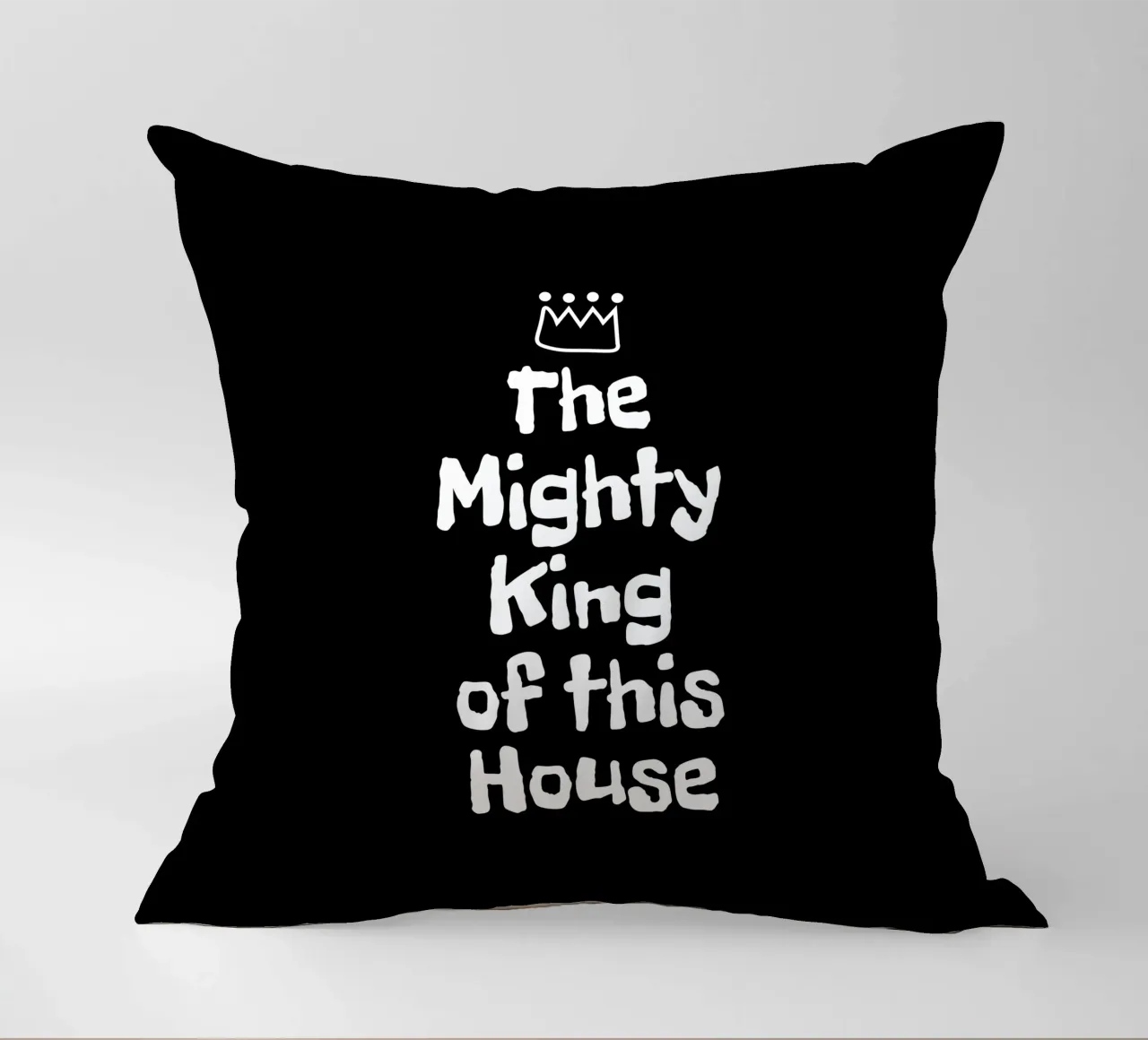The mighty king of this house cuscino da happieeagle