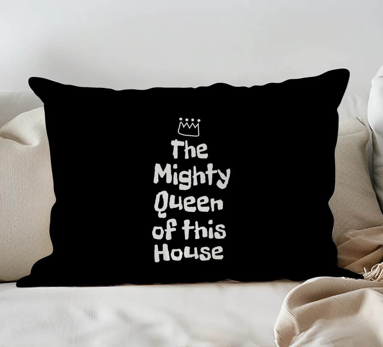The mighty queen of this house cuscino da happieeagle