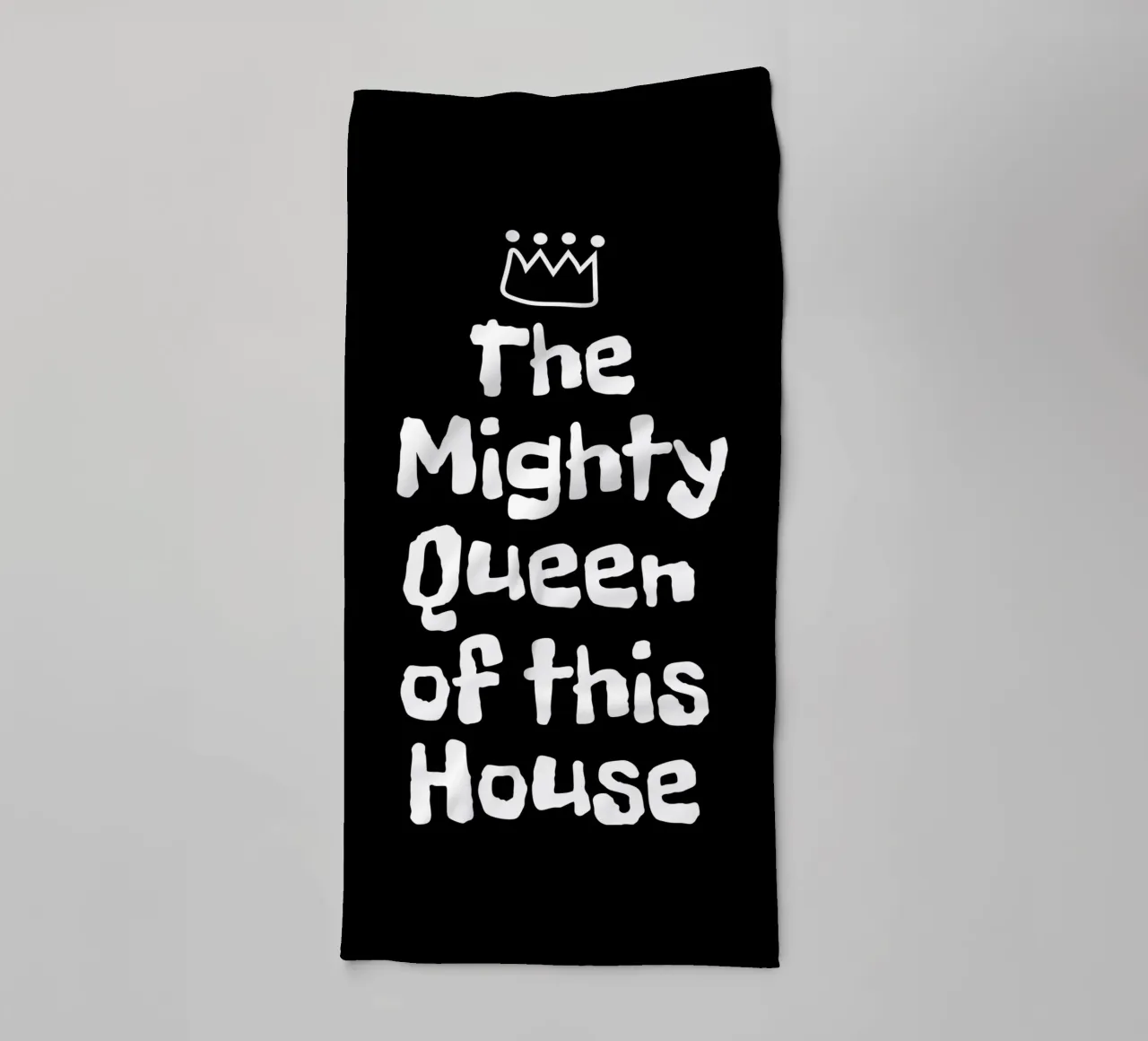 The mighty queen of this house asciugamano da bagno da happieeagle
