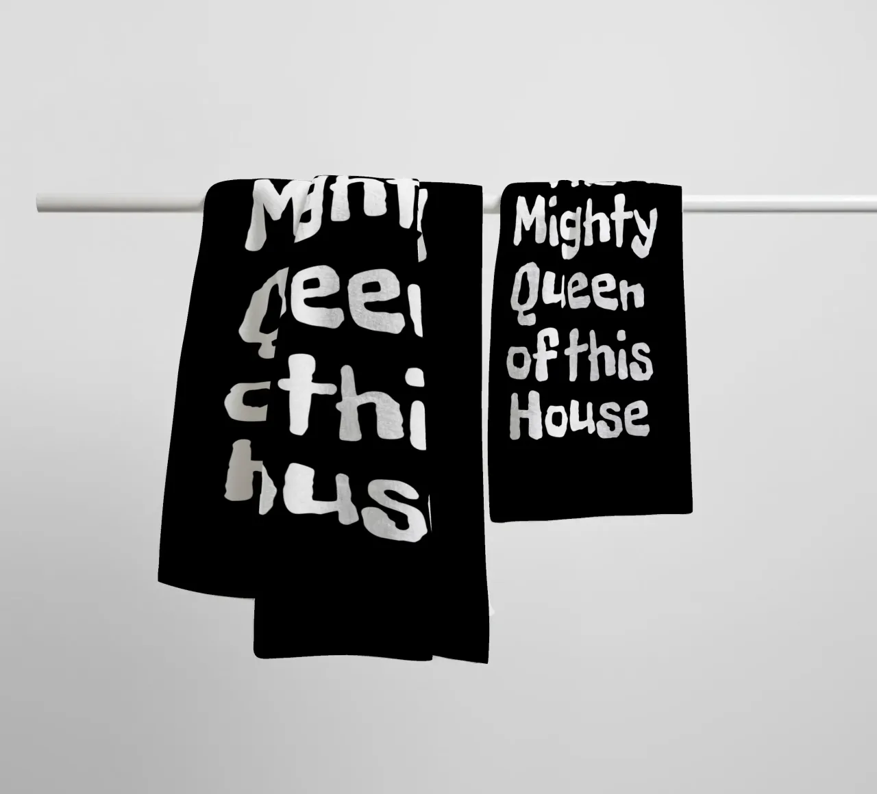 The mighty queen of this house asciugamano da bagno da happieeagle