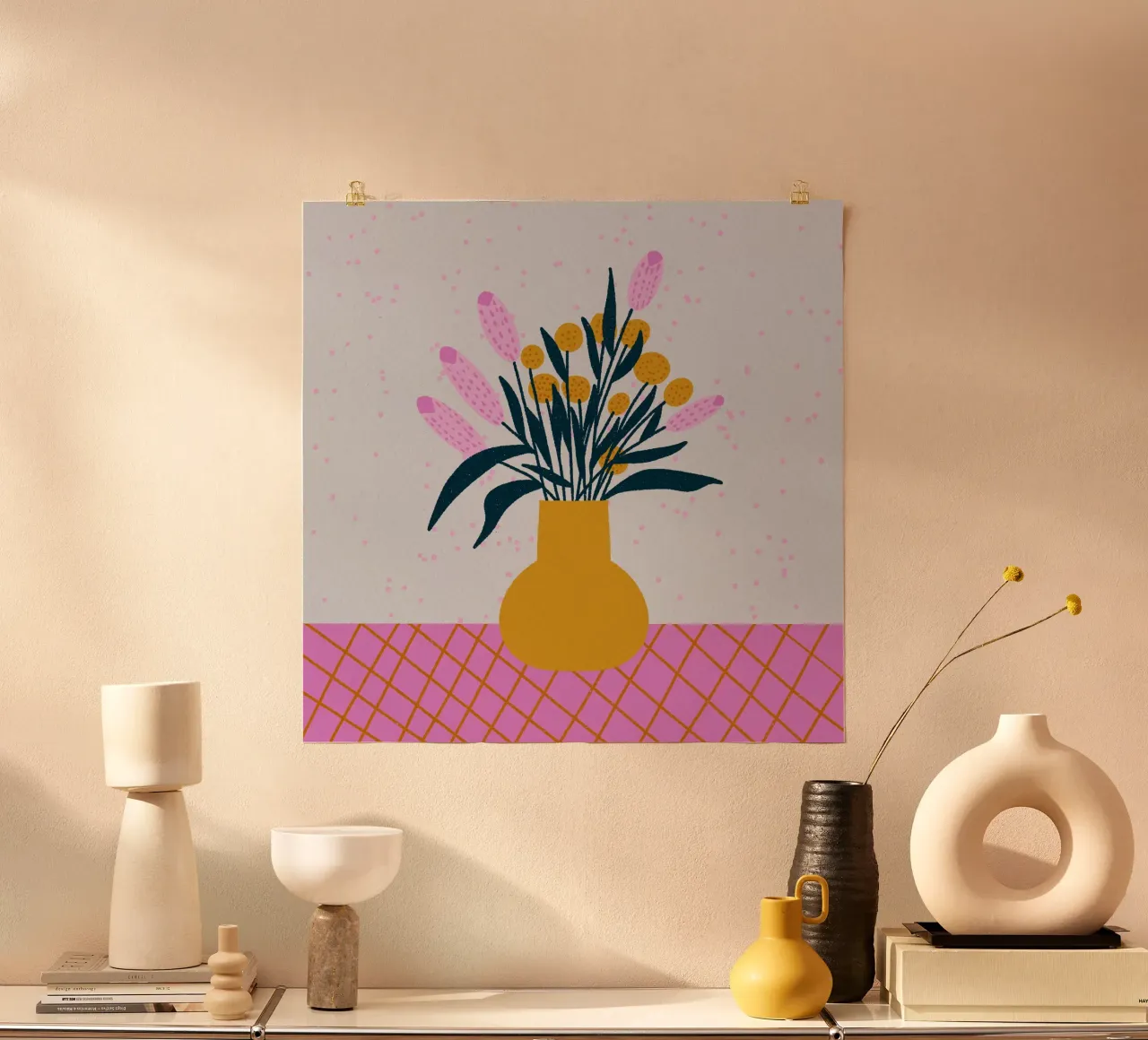Vaso floreale astratto - rosa e giallo poster con telaio in plastica da Wackapacka