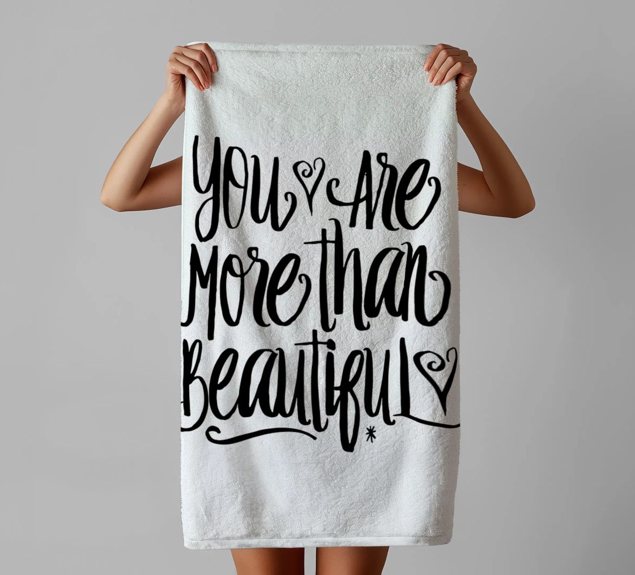 You Are More Than Beautiful asciugamano da bagno da Honeymoon Hotel