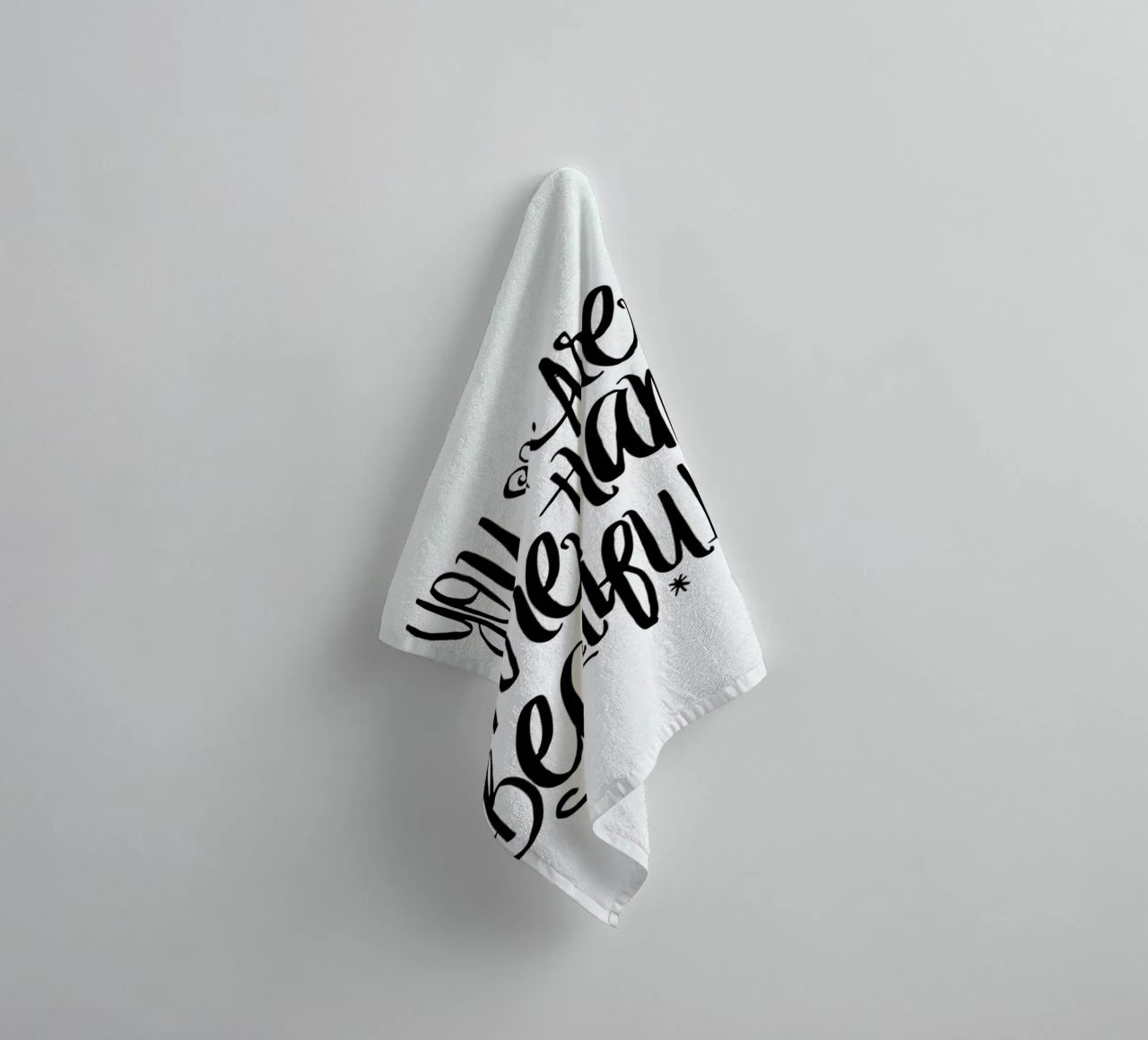 You Are More Than Beautiful asciugamano da bagno da Honeymoon Hotel