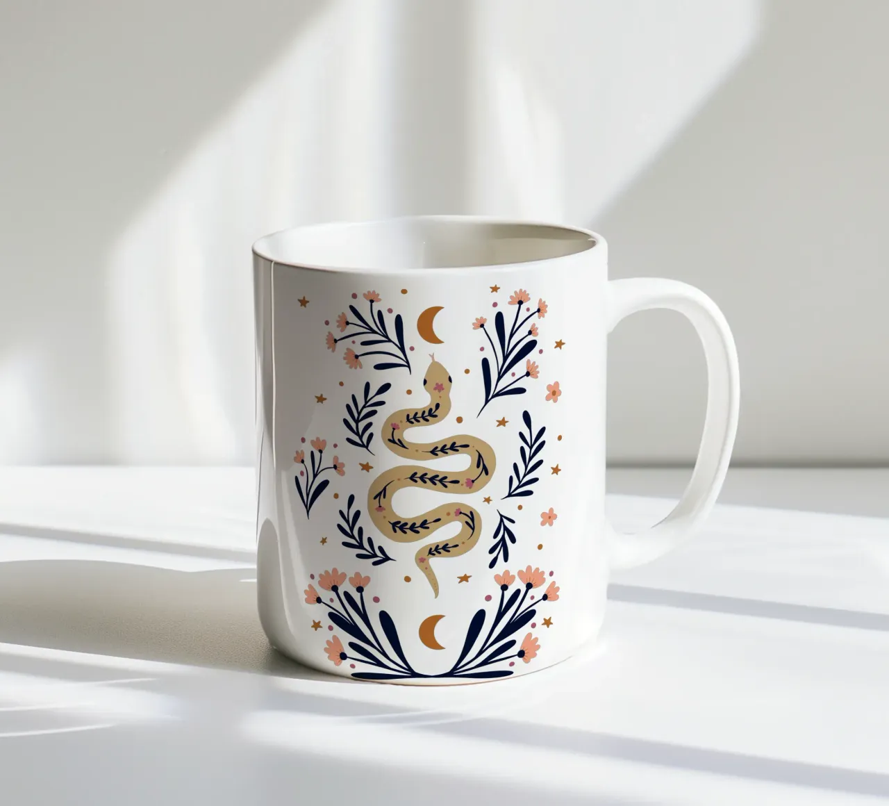 Serpente e fiori - beige e indaco tazza in ceramica da Wackapacka