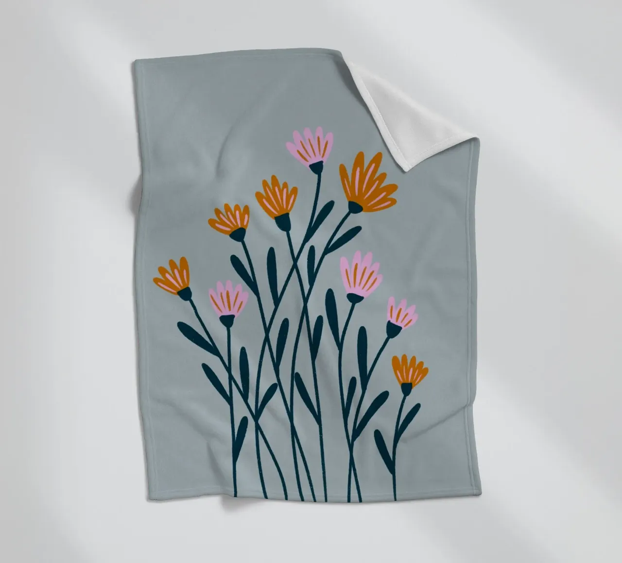 Fiori rosa e arancioni coperta in pile da Wackapacka