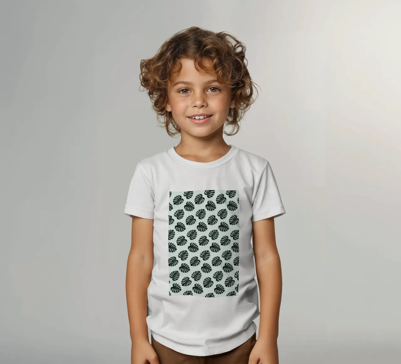 Monstera Pattern Kinder T-Shirt von Karin Bijlsma