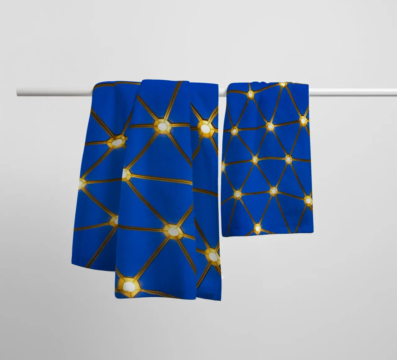 Lampade su sfondo blu asciugamano da bagno da anderm