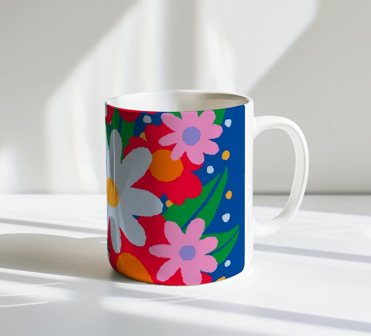 Fiori colorati e audaci tazza in ceramica da Wackapacka