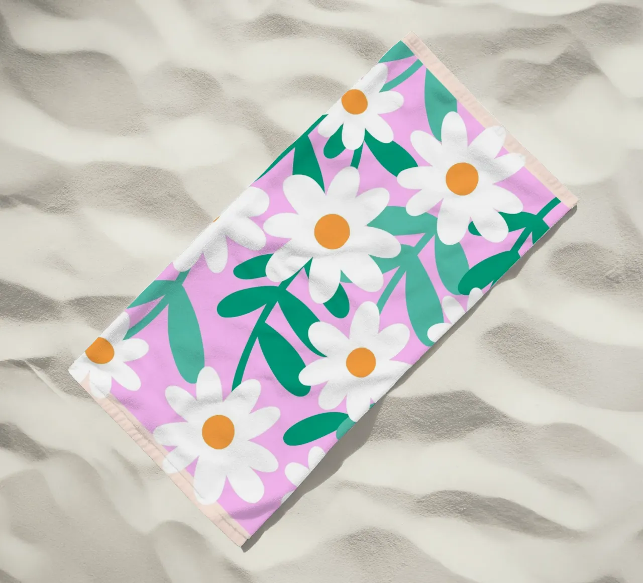 Madeliefjes in bloei Wilde Bloemen Poster - Roze & Groen strandhanddoek van Dominique Vari