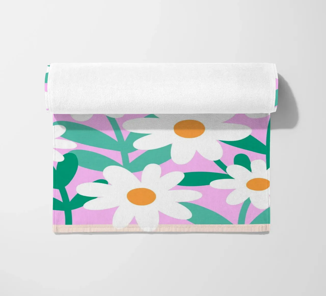 Madeliefjes in bloei Wilde Bloemen Poster - Roze & Groen strandhanddoek van Dominique Vari