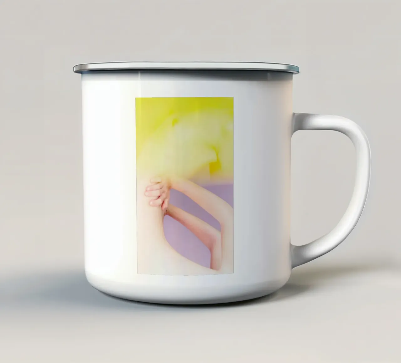 Hide Away Tree House 4 tazza in smalto da Paul Aidan Perry