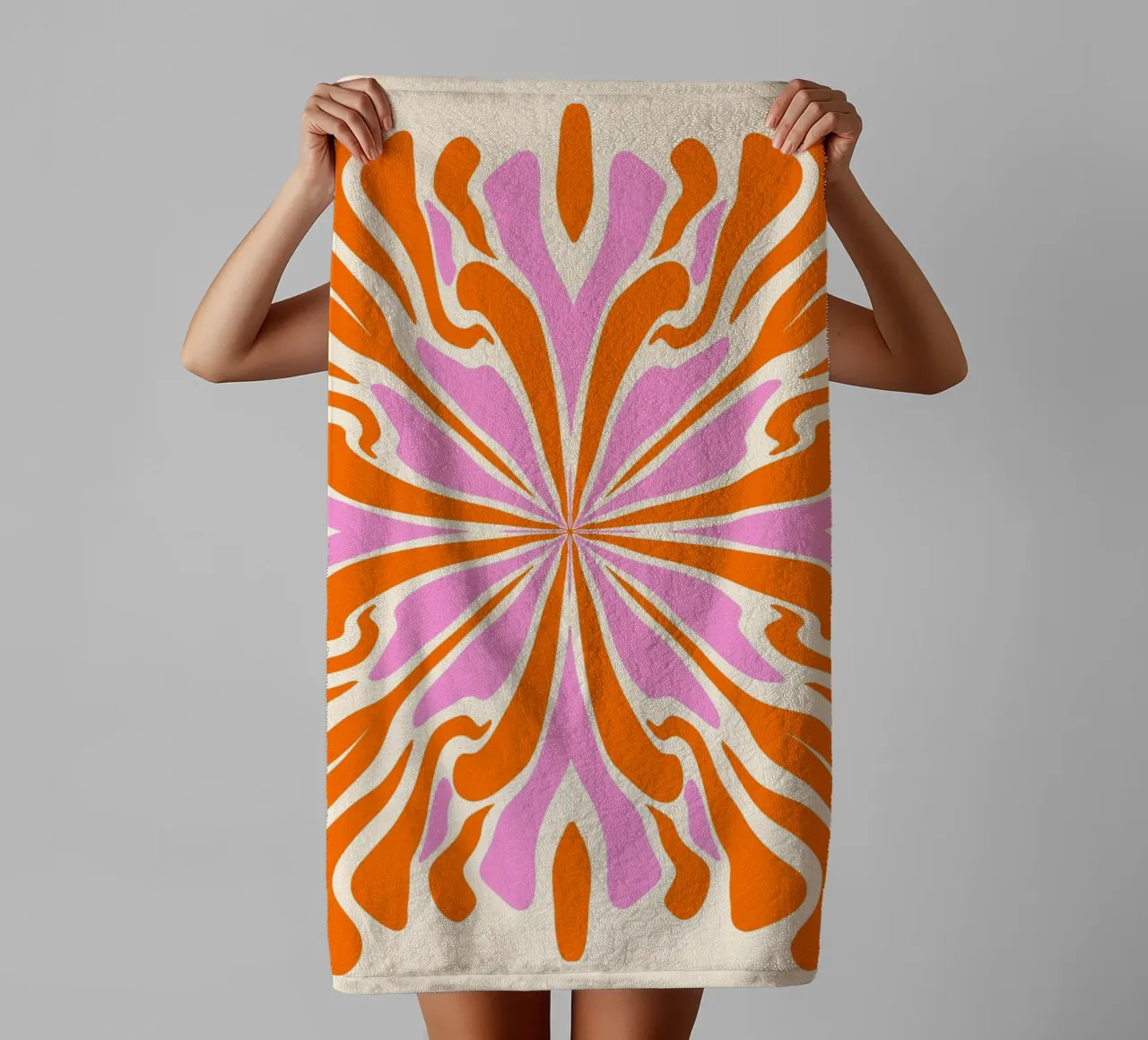 Abstracte psychedelische symmetrische bloemblaadjes badhanddoek van Wackapacka
