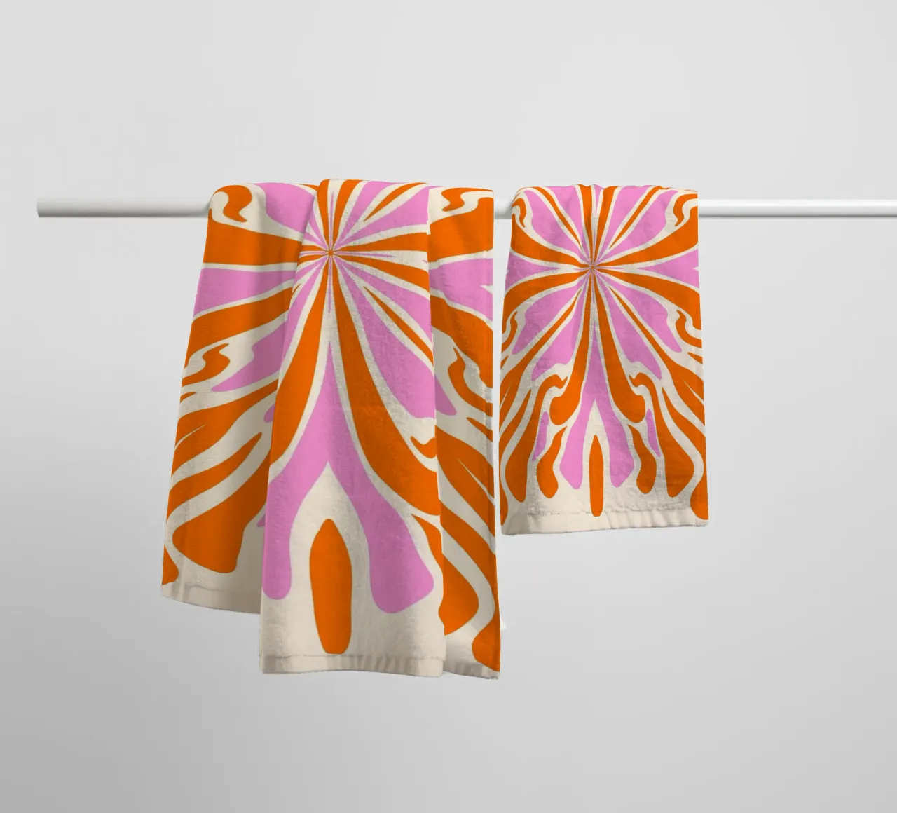 Abstracte psychedelische symmetrische bloemblaadjes badhanddoek van Wackapacka