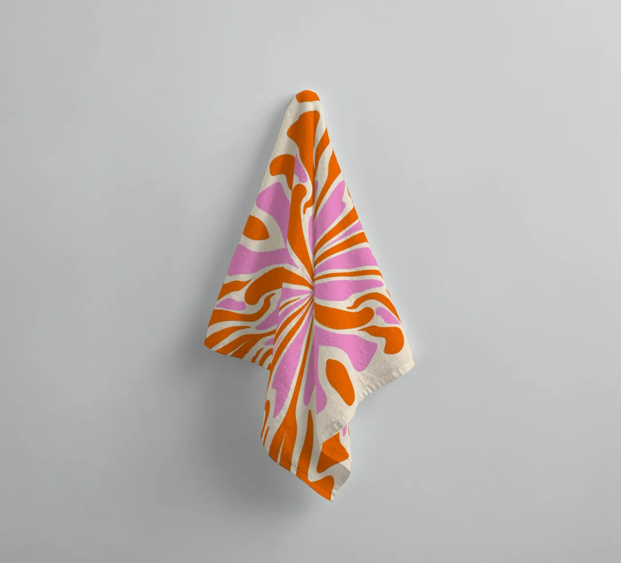 Abstracte psychedelische symmetrische bloemblaadjes badhanddoek van Wackapacka