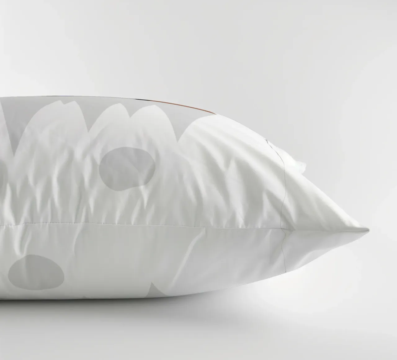 Minimalist landscape with inverted reflection cuscino da LisaArtes