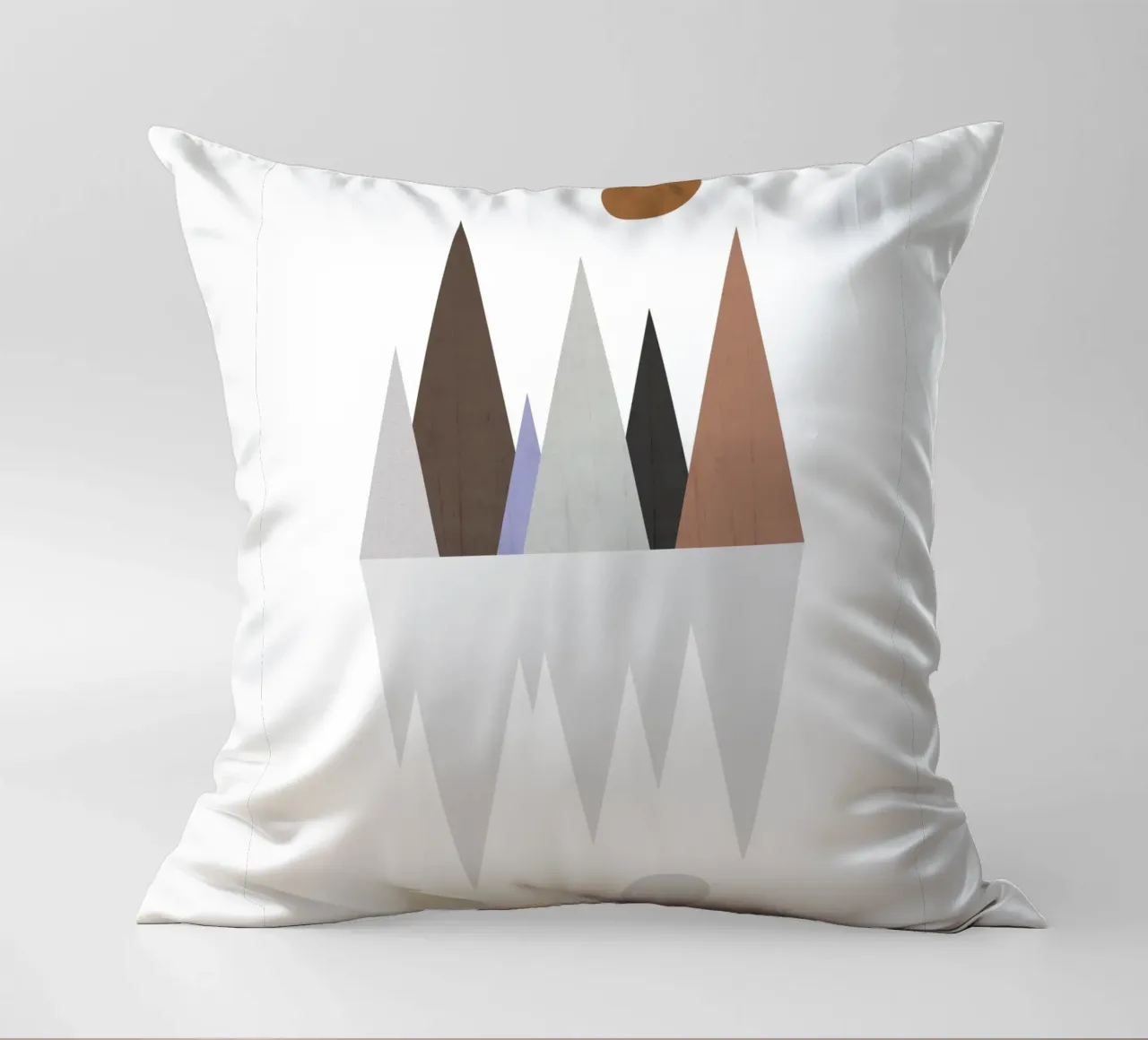 Minimalist landscape with inverted reflection cuscino da LisaArtes