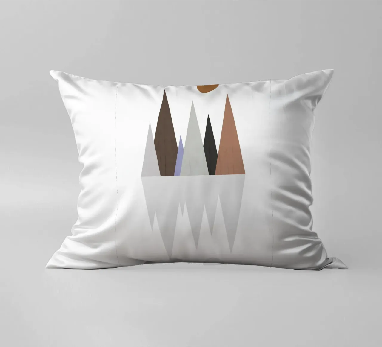 Minimalist landscape with inverted reflection cuscino da LisaArtes