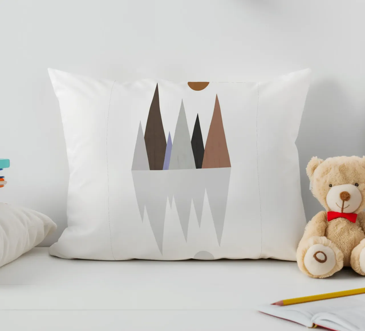 Minimalist landscape with inverted reflection cuscino da LisaArtes