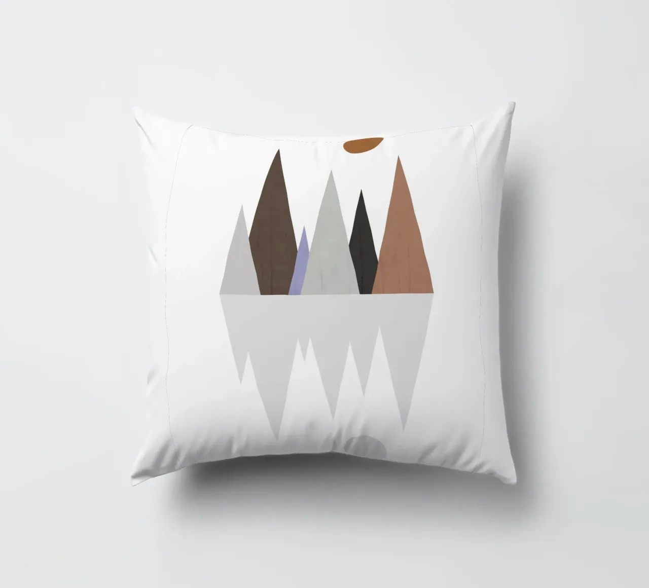 Minimalist landscape with inverted reflection cuscino da LisaArtes