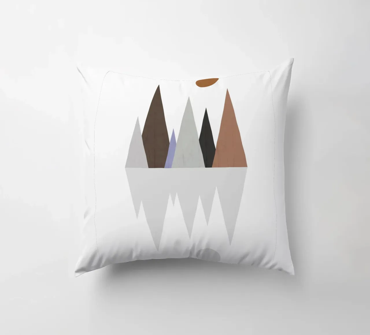 Minimalist landscape with inverted reflection cuscino da LisaArtes